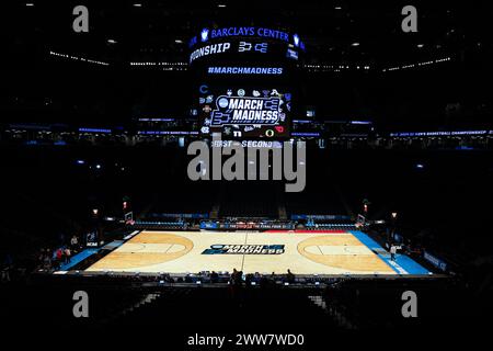 Brooklyn, New York, Stati Uniti. 22 marzo 2024. Il campo da tennis NCAA Men's March Madness Tournament per la partita di basket tra i James Madison Dukes e i Wisconsin Badgers al Barclays Center di Brooklyn, New York. Darren Lee/CSM/Alamy Live News Foto Stock