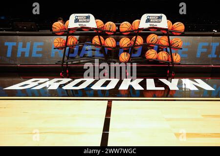 Brooklyn, New York, Stati Uniti. 22 marzo 2024. Il cartellone NCAA Men's March Madness Tournament e le palle NXT Wilson EVO per la partita di basket tra i James Madison Dukes e i Wisconsin Badgers al Barclays Center di Brooklyn, New York. Darren Lee/CSM/Alamy Live News Foto Stock