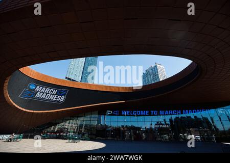 Brooklyn, New York, Stati Uniti. 22 marzo 2024. Esterno del Barclays Center per la partita di basket NCAA Men's March Madness Tournament tra i James Madison Dukes e i Wisconsin Badgers al Barclays Center di Brooklyn, New York. Darren Lee/CSM/Alamy Live News Foto Stock