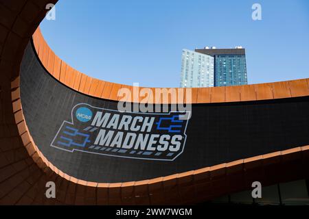 Brooklyn, New York, Stati Uniti. 22 marzo 2024. Esterno del Barclays Center per la partita di basket NCAA Men's March Madness Tournament tra i James Madison Dukes e i Wisconsin Badgers al Barclays Center di Brooklyn, New York. Darren Lee/CSM/Alamy Live News Foto Stock