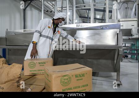 GHANA, villaggio Amanese, lavorazione del cacao, fabbrica di cioccolato fairafric / GHANA, Wertschöpfungskette, Kakao Verarbeitung, Schokoladen Herstellung a Schokoladenfabrik fairafric Foto Stock