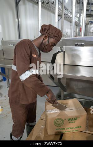 GHANA, villaggio Amanese, lavorazione del cacao, fabbrica di cioccolato fairafric / GHANA, Wertschöpfungskette, Kakao Verarbeitung, Schokoladen Herstellung a Schokoladenfabrik fairafric Foto Stock