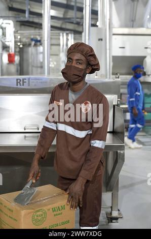 GHANA, villaggio Amanese, lavorazione del cacao, fabbrica di cioccolato fairafric / GHANA, Wertschöpfungskette, Kakao Verarbeitung, Schokoladen Herstellung a Schokoladenfabrik fairafric Foto Stock