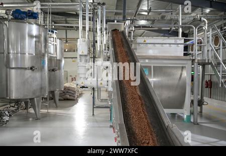 GHANA, villaggio Amanese, lavorazione del cacao, fabbrica di cioccolato fairafric / GHANA, Wertschöpfungskette, Kakao Verarbeitung, Schokoladen Herstellung a Schokoladenfabrik fairafric Foto Stock