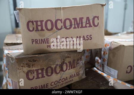 GHANA, villaggio Amanese, lavorazione del cacao, fabbrica di cioccolato fairafric / GHANA, Wertschöpfungskette, Kakao Verarbeitung, Schokoladen Herstellung a Schokoladenfabrik fairafric Foto Stock