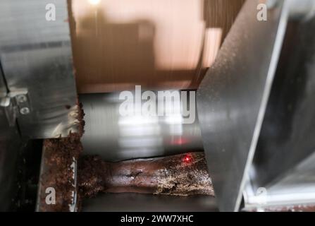 GHANA, villaggio Amanese, lavorazione del cacao, fabbrica di cioccolato fairafric / GHANA, Wertschöpfungskette, Kakao Verarbeitung, Schokoladen Herstellung a Schokoladenfabrik fairafric Foto Stock