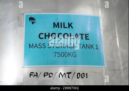 GHANA, villaggio Amanese, lavorazione del cacao, fabbrica di cioccolato fairafric / GHANA, Wertschöpfungskette, Kakao Verarbeitung, Schokoladen Herstellung a Schokoladenfabrik fairafric Foto Stock