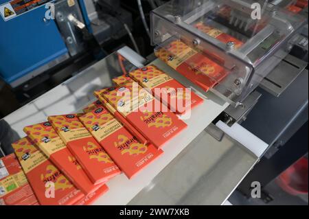 GHANA, villaggio Amanese, lavorazione del cacao, fabbrica di cioccolato fairafric / GHANA, Wertschöpfungskette, Kakao Verarbeitung, Schokoladen Herstellung a Schokoladenfabrik fairafric Foto Stock