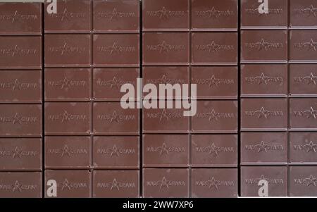 GHANA, villaggio Amanese, lavorazione del cacao, fabbrica di cioccolato fairafric / GHANA, Wertschöpfungskette, Kakao Verarbeitung, Schokoladen Herstellung a Schokoladenfabrik fairafric Foto Stock