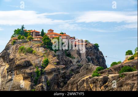 Monastero Meteora in Grecia. Estate mozzafiato paesaggio panoramico. Vista sulle montagne e foresta verde epica contro il cielo blu con nuvole. Patrimonio UNESCO l Foto Stock