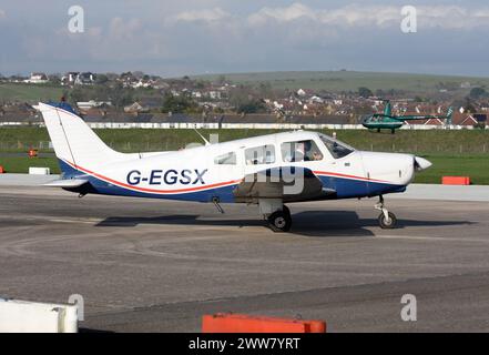 Un Piper PA-28-161 Cherokee Warrior II all'Aeroporto di Brighton City Foto Stock