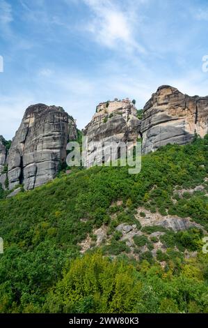 Monastero Meteora in Grecia. Estate mozzafiato paesaggio panoramico. Vista sulle montagne e foresta verde epica contro il cielo blu con nuvole. Patrimonio UNESCO l Foto Stock