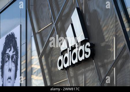 Adidas-Logo und Schriftzug an moderner Store-Fassade 21.03.24, Francoforte: Symbolfoto, Illustrationsbild, Symbolbild, Illustrationsfoto Adidas-Logo und Schriftzug an moderner Store-Fassade Das markante Logo und der Schriftzug von Adidas sind prominente an der modernen Fassade eines Adidas-Stores angebracht, wobei der Laden selbst nur teilweise sichtbar, banund vermitteln Dynamik und Sporthlichlichhhulm in Umhlichlickt. Francoforte sull'Assia Germania *** Logo Adidas e lettere sulla facciata moderna del negozio 21 03 24, foto simbolo Francoforte, immagine illustrazione, immagine simbolo, foto illustrazione logo Adidas Foto Stock