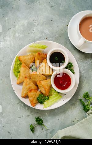 Mini cocktail samosa fatti in casa | antipasto indiano servito con ketchup e salsa tamarinda Foto Stock