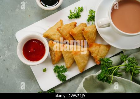 Mini cocktail samosa fatti in casa | antipasto indiano servito con ketchup e salsa tamarinda Foto Stock