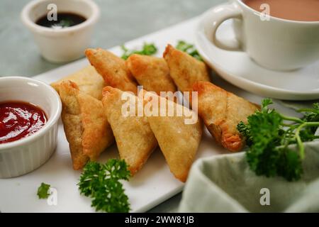 Mini cocktail samosa fatti in casa | antipasto indiano servito con ketchup e salsa tamarinda Foto Stock