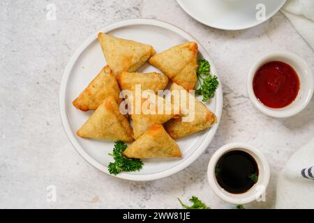 Mini cocktail samosa fatti in casa | antipasto indiano servito con ketchup e salsa tamarinda Foto Stock