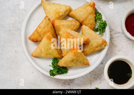 Mini cocktail samosa fatti in casa | antipasto indiano servito con ketchup e salsa tamarinda Foto Stock