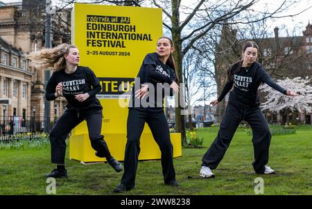 St Andrew Square, Edimburgo, Scozia, Regno Unito, 22 marzo 2024. Festival Internazionale di Edimburgo: Festeggiando i biglietti ora in vendita, i giovani ballerini nello Scottish Ballet's Youth Exchange (che appariranno in un evento al festival) si esibiscono con un mockup della brochure del programma del festival in un evento popup per promuovere il festival. Crediti: Sally Anderson/Alamy Live News Foto Stock