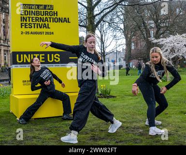 St Andrew Square, Edimburgo, Scozia, Regno Unito, 22 marzo 2024. Festival Internazionale di Edimburgo: Festeggiando i biglietti ora in vendita, i giovani ballerini nello Scottish Ballet's Youth Exchange (che appariranno in un evento al festival) si esibiscono con un mockup della brochure del programma del festival in un evento popup per promuovere il festival. Crediti: Sally Anderson/Alamy Live News Foto Stock