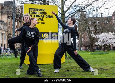 St Andrew Square, Edimburgo, Scozia, Regno Unito, 22 marzo 2024. Festival Internazionale di Edimburgo: Festeggiando i biglietti ora in vendita, i giovani ballerini nello Scottish Ballet's Youth Exchange (che appariranno in un evento al festival) si esibiscono con un mockup della brochure del programma del festival in un evento popup per promuovere il festival. Crediti: Sally Anderson/Alamy Live News Foto Stock