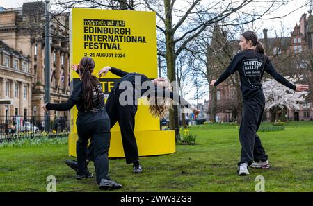 St Andrew Square, Edimburgo, Scozia, Regno Unito, 22 marzo 2024. Festival Internazionale di Edimburgo: Festeggiando i biglietti ora in vendita, i giovani ballerini nello Scottish Ballet's Youth Exchange (che appariranno in un evento al festival) si esibiscono con un mockup della brochure del programma del festival in un evento popup per promuovere il festival. Crediti: Sally Anderson/Alamy Live News Foto Stock