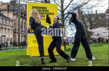 St Andrew Square, Edimburgo, Scozia, Regno Unito, 22 marzo 2024. Festival Internazionale di Edimburgo: Festeggiando i biglietti ora in vendita, i giovani ballerini nello Scottish Ballet's Youth Exchange (che appariranno in un evento al festival) si esibiscono con un mockup della brochure del programma del festival in un evento popup per promuovere il festival. Crediti: Sally Anderson/Alamy Live News Foto Stock