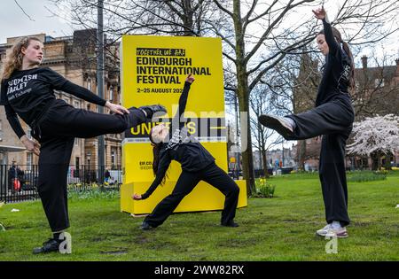 St Andrew Square, Edimburgo, Scozia, Regno Unito, 22 marzo 2024. Festival Internazionale di Edimburgo: Festeggiando i biglietti ora in vendita, i giovani ballerini nello Scottish Ballet's Youth Exchange (che appariranno in un evento al festival) si esibiscono con un mockup della brochure del programma del festival in un evento popup per promuovere il festival. Crediti: Sally Anderson/Alamy Live News Foto Stock