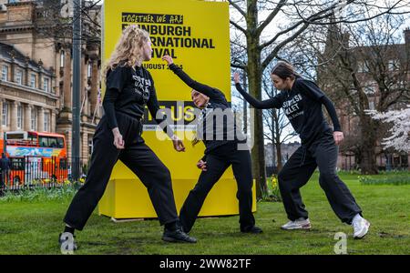 St Andrew Square, Edimburgo, Scozia, Regno Unito, 22 marzo 2024. Festival Internazionale di Edimburgo: Festeggiando i biglietti ora in vendita, i giovani ballerini nello Scottish Ballet's Youth Exchange (che appariranno in un evento al festival) si esibiscono con un mockup della brochure del programma del festival in un evento popup per promuovere il festival. Crediti: Sally Anderson/Alamy Live News Foto Stock