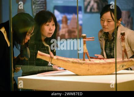 Tianjin. 22 marzo 2024. Le persone visitano una mostra sulle "civiltà fluviali" presso il Museo marittimo Nazionale della Cina, nella municipalità di Tianjin, nella Cina settentrionale, il 22 marzo 2024. Venerdì è stata lanciata una mostra sulle "civiltà fluviali" presso il Museo marittimo nazionale della Cina, nella municipalità di Tianjin nella Cina settentrionale. La mostra, incentrata sulle antiche civiltà nate nelle principali valli fluviali del mondo, durerà fino a luglio 28. Crediti: Zhao Zishuo/Xinhua/Alamy Live News Foto Stock