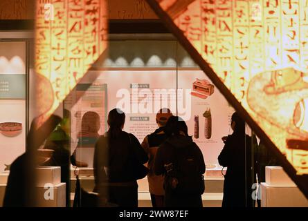 Tianjin. 22 marzo 2024. Le persone visitano una mostra sulle "civiltà fluviali" presso il Museo marittimo Nazionale della Cina, nella municipalità di Tianjin, nella Cina settentrionale, il 22 marzo 2024. Venerdì è stata lanciata una mostra sulle "civiltà fluviali" presso il Museo marittimo nazionale della Cina, nella municipalità di Tianjin nella Cina settentrionale. La mostra, incentrata sulle antiche civiltà nate nelle principali valli fluviali del mondo, durerà fino a luglio 28. Crediti: Zhao Zishuo/Xinhua/Alamy Live News Foto Stock