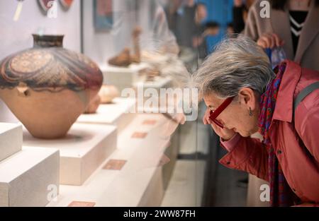 Tianjin. 22 marzo 2024. Le persone visitano una mostra sulle "civiltà fluviali" presso il Museo marittimo Nazionale della Cina, nella municipalità di Tianjin, nella Cina settentrionale, il 22 marzo 2024. Venerdì è stata lanciata una mostra sulle "civiltà fluviali" presso il Museo marittimo nazionale della Cina, nella municipalità di Tianjin nella Cina settentrionale. La mostra, incentrata sulle antiche civiltà nate nelle principali valli fluviali del mondo, durerà fino a luglio 28. Crediti: Sun Fanyue/Xinhua/Alamy Live News Foto Stock