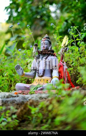 Statua del "Signore Shiva" nelle montagne della foresta del Nepal, nelle catene montuose dell'Himalaya inferiore. Questo luogo è considerato luogo di culto per molti locali Foto Stock