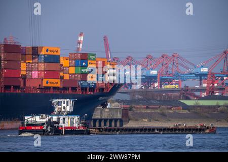 Container-Terminal-Altenwerder, nave container Hapag-Lloyd Frankfurt Express durante le operazioni di carico e scarico, chiatta, chiatta, in background gru di e Foto Stock