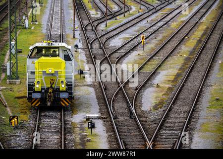 Rangierlok, Diesellok, Captrain G6, privates Bahnunternehmen, auf dem Rangierbahnhof Mülheim-Styrum, an der Bahnstrecke zwischen Mülheim an der Ruhr, und Duisburg, stark befahrene Eisenbahntrasse, für Güterverkehr Nah- und Fernverkehr, NRW, Deutschland, Bahnanlage Mülheim sulla linea ferroviaria tra Mülheim an der Ruhr e Duisburg, linea ferroviaria trafficata, per il traffico locale e a lunga distanza, il traffico merci, la NRW, la Germania, il sistema ferroviario Foto Stock