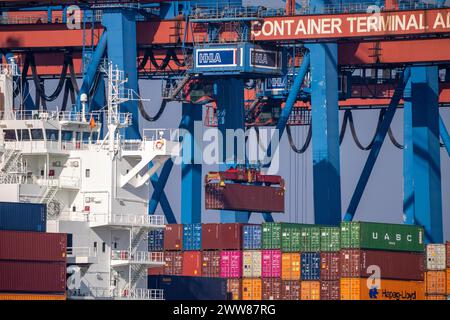 Container Terminal Altenwerder, nave container Hapag-Lloyd Frankfurt Express durante le operazioni di carico e scarico, Amburgo, Germania Foto Stock