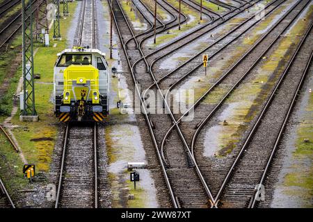 Rangierlok, Diesellok, Captrain G6, privates Bahnunternehmen, auf dem Rangierbahnhof Mülheim-Styrum, an der Bahnstrecke zwischen Mülheim an der Ruhr, und Duisburg, stark befahrene Eisenbahntrasse, für Güterverkehr Nah- und Fernverkehr, NRW, Deutschland, Bahnanlage Mülheim sulla linea ferroviaria tra Mülheim an der Ruhr e Duisburg, linea ferroviaria trafficata, per il traffico locale e a lunga distanza, il traffico merci, la NRW, la Germania, il sistema ferroviario Foto Stock