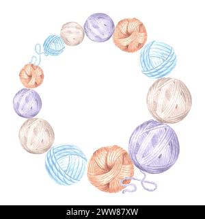 Telaio rotondo ad acquerello realizzato in sfere di lana. Ghirlanda con grovigli. Illustrazione isolata disegnata a mano con spazio di copia per hobby knitting.Template per kn Foto Stock