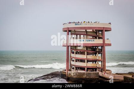 Kanyakumari, Tamil Nadu, India - 31 gennaio 2024. Torre di osservazione dell'alba e del tramonto sul mare presso la spiaggia di Kanyakumari. Foto Stock