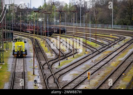 Rangierlok, Diesellok, Captrain G6, privates Bahnunternehmen, auf dem Rangierbahnhof Mülheim-Styrum, an der Bahnstrecke zwischen Mülheim an der Ruhr, und Duisburg, stark befahrene Eisenbahntrasse, für Güterverkehr Nah- und Fernverkehr, NRW, Deutschland, Bahnanlage Mülheim sulla linea ferroviaria tra Mülheim an der Ruhr e Duisburg, linea ferroviaria trafficata, per il traffico locale e a lunga distanza, il traffico merci, la NRW, la Germania, il sistema ferroviario Foto Stock