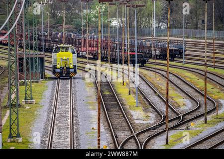 Rangierlok, Diesellok, Captrain G6, privates Bahnunternehmen, auf dem Rangierbahnhof Mülheim-Styrum, an der Bahnstrecke zwischen Mülheim an der Ruhr, und Duisburg, stark befahrene Eisenbahntrasse, für Güterverkehr Nah- und Fernverkehr, NRW, Deutschland, Bahnanlage Mülheim sulla linea ferroviaria tra Mülheim an der Ruhr e Duisburg, linea ferroviaria trafficata, per il traffico locale e a lunga distanza, il traffico merci, la NRW, la Germania, il sistema ferroviario Foto Stock