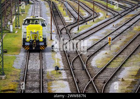 Rangierlok, Diesellok, Captrain G6, privates Bahnunternehmen, auf dem Rangierbahnhof Mülheim-Styrum, an der Bahnstrecke zwischen Mülheim an der Ruhr, und Duisburg, stark befahrene Eisenbahntrasse, für Güterverkehr Nah- und Fernverkehr, NRW, Deutschland, Bahnanlage Mülheim sulla linea ferroviaria tra Mülheim an der Ruhr e Duisburg, linea ferroviaria trafficata, per il traffico locale e a lunga distanza, il traffico merci, la NRW, la Germania, il sistema ferroviario Foto Stock