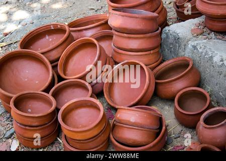 Vasi di argilla fatti a mano con fango che viene utilizzato per cucinare sul mercato. Foto Stock