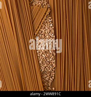 Sfondo di spaghetti di soba marrone crudi e grano saraceno. Sfondi di cibo. Vista dall'alto Foto Stock