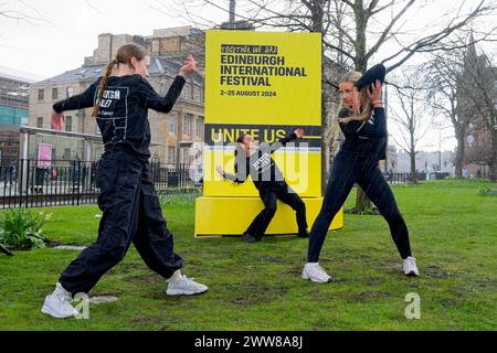 Edimburgo, Scozia. Venerdì 22 marzo 2024. Questa settimana i biglietti per l'Edinburgh International Festival sono in vendita al pubblico. Per celebrare l'occasione, St Andrew Square vede giovani ballerini dello Scottish Ballet esibirsi con una versione gigante della brochure di quest'anno che sono in mostra in varie location chiave di Edimburgo. Per i prossimi tre giorni un artista diverso si esibirà all'interno della brochure. Credito: Brian Anderson Foto Stock