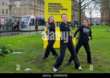 Edimburgo, Scozia. Venerdì 22 marzo 2024. Questa settimana i biglietti per l'Edinburgh International Festival sono in vendita al pubblico. Per celebrare l'occasione, St Andrew Square vede giovani ballerini dello Scottish Ballet esibirsi con una versione gigante della brochure di quest'anno che sono in mostra in varie location chiave di Edimburgo. Per i prossimi tre giorni un artista diverso si esibirà all'interno della brochure. Credito: Brian Anderson Foto Stock