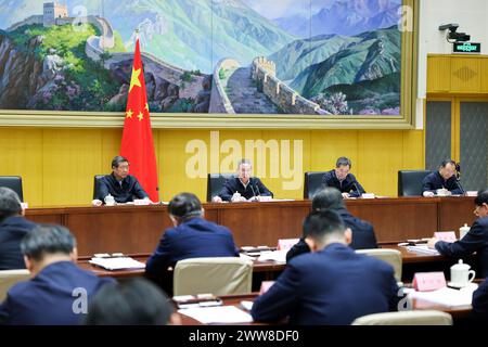 Pechino, Comitato permanente dell'Ufficio politico del Comitato centrale del Partito Comunista Cinese (CPC). 22 marzo 2024. Il Premier cinese li Qiang, anche membro del Comitato permanente dell'Ufficio politico del Comitato centrale del Partito Comunista Cinese (CPC), parla in una videoconferenza sulla promozione della prevenzione e risoluzione dei rischi di debito del governo locale il 22 marzo 2024. Ding Xuexiang, membro del Comitato permanente dell'Ufficio politico del Comitato centrale del PCC e vice Premier cinese, ha presieduto la riunione. Crediti: Liu Bin/Xinhua/Alamy Live News Foto Stock