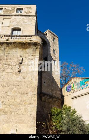 Montpellier, Francia, 2024. Tour de la Babote, una delle 25 torri delle mura fortificate della città costruite nel XII secolo (verticale) Foto Stock