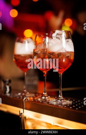 Cocktail spritz Aperol in bicchiere di tulipano su un bancone del bar. Foto Stock