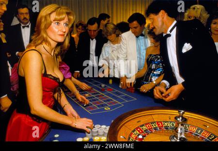 Croupier femminile, con indosso un corsetto burlesque, gente basca che gioca alla roulette, gioca d'azzardo in Gran Bretagna, al ballo annuale di beneficenza SPARKS all'Hilton Hotel. Londra, Inghilterra, circa dicembre 1992. 1990 UK HOMER SYKES Foto Stock